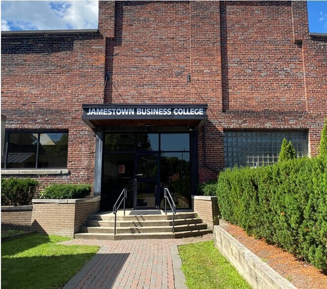 560 W Third St, Jamestown, NY à louer - Photo de l’immeuble – Image 2 sur 35