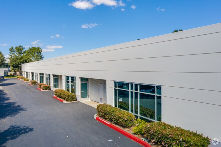 212 Technology Dr, Irvine, CA à louer - Photo de l’immeuble – Image 3 sur 115
