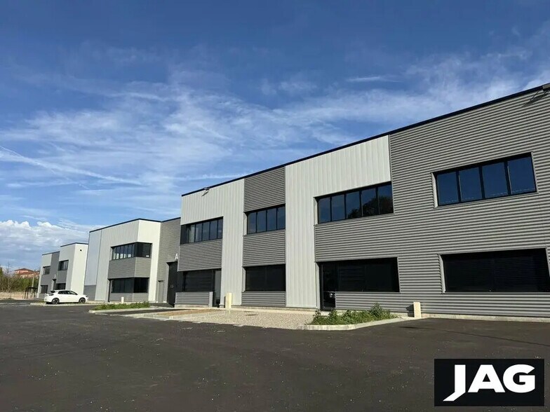Local d'activités dans Pierre-Bénite à vendre - Photo de l’immeuble – Image 3 sur 14