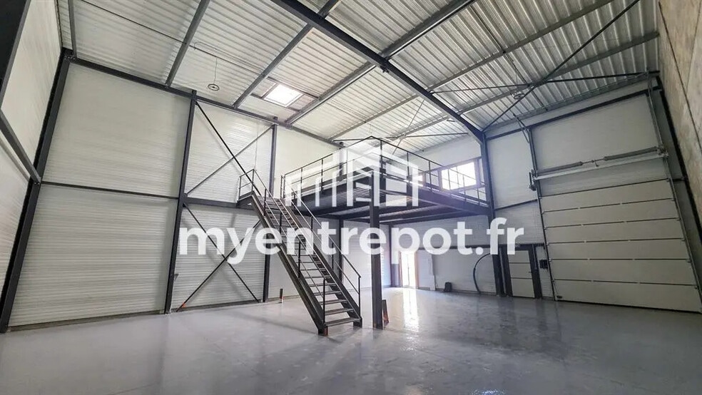 Local d’activités dans Signes à louer - Photo de l’immeuble – Image 1 sur 7