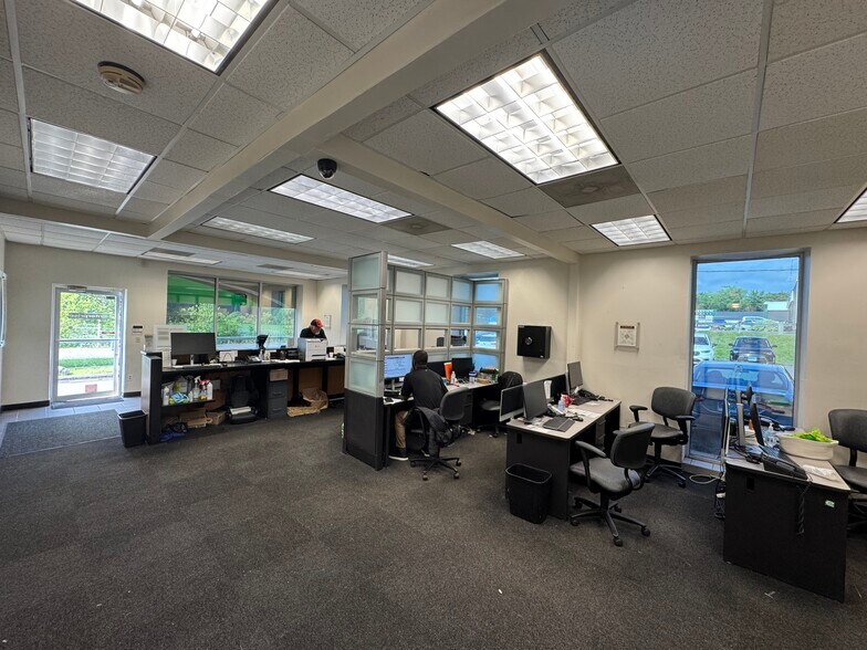 155 W Main St, Branford, CT à louer - Photo de l’immeuble – Image 2 sur 9