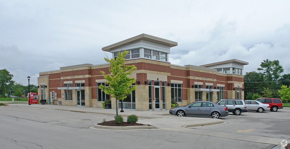 14960 W Greenfield Ave, Brookfield, WI à louer - Photo de l’immeuble – Image 2 sur 4