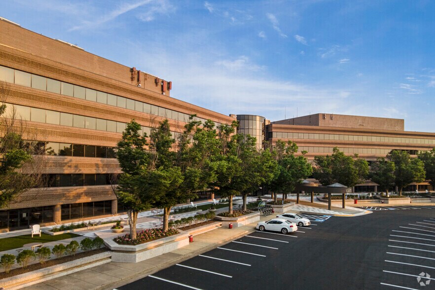 13873 Park Center Rd, Herndon, VA à louer - Photo de l’immeuble – Image 1 sur 42