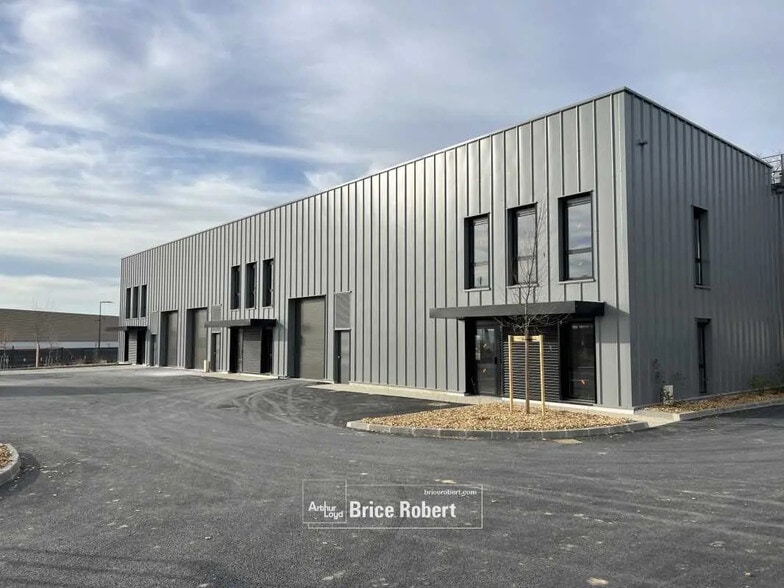 Local d'activités dans Mionnay à vendre - Photo de l’immeuble – Image 2 sur 17