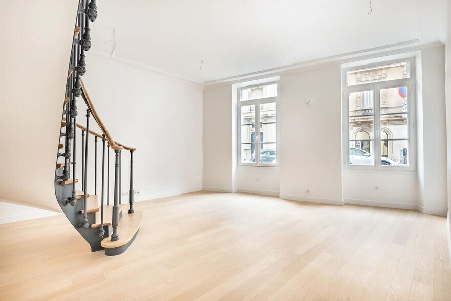 Immeuble residentiel dans Paris à vendre - Photo intérieure – Image 2 sur 3