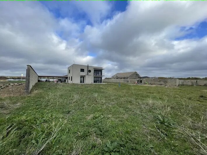 Local d'activités dans Saint-Germain-Laval à vendre - Photo de l’immeuble – Image 2 sur 4