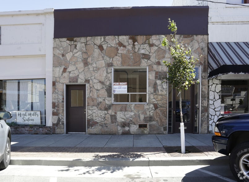 212 Washington St, The Dalles, OR à vendre - Photo principale – Image 1 sur 3
