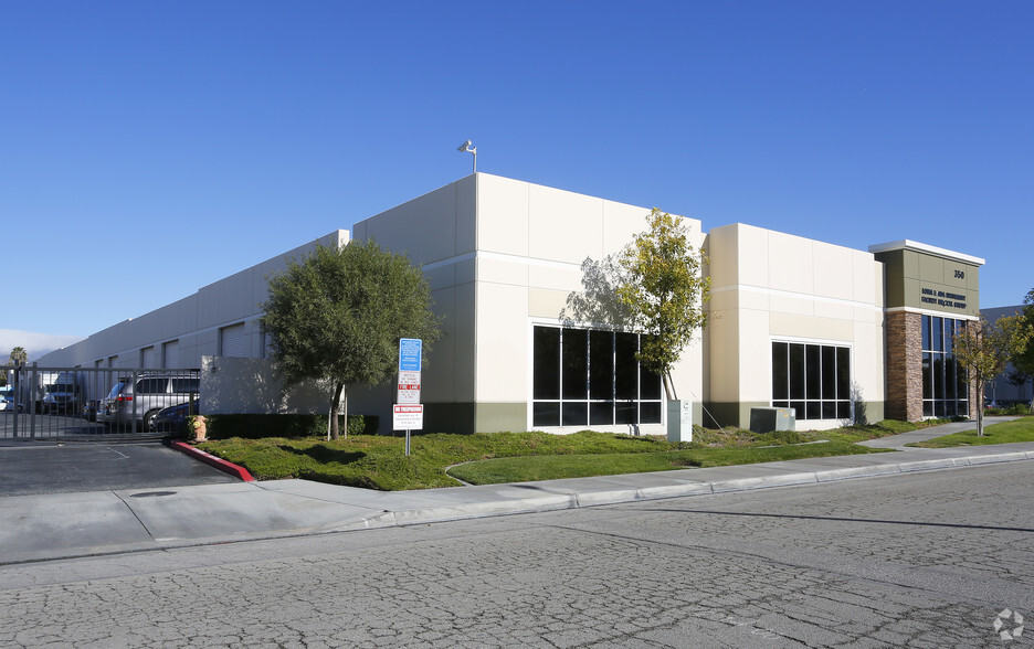 350 E Commercial Rd, San Bernardino, CA à louer - Photo de l’immeuble – Image 2 sur 5