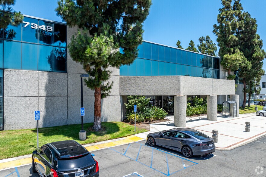 7345 Orangewood Ave, Garden Grove, CA à louer - Photo de l’immeuble – Image 3 sur 6