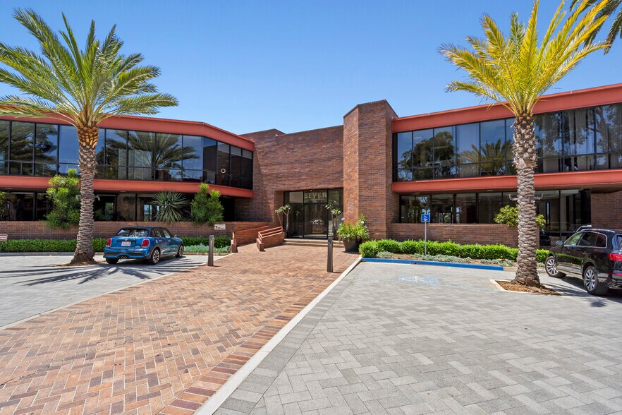 7 Upper Newport Plaza Dr, Newport Beach, CA à louer - Photo de l’immeuble – Image 2 sur 13
