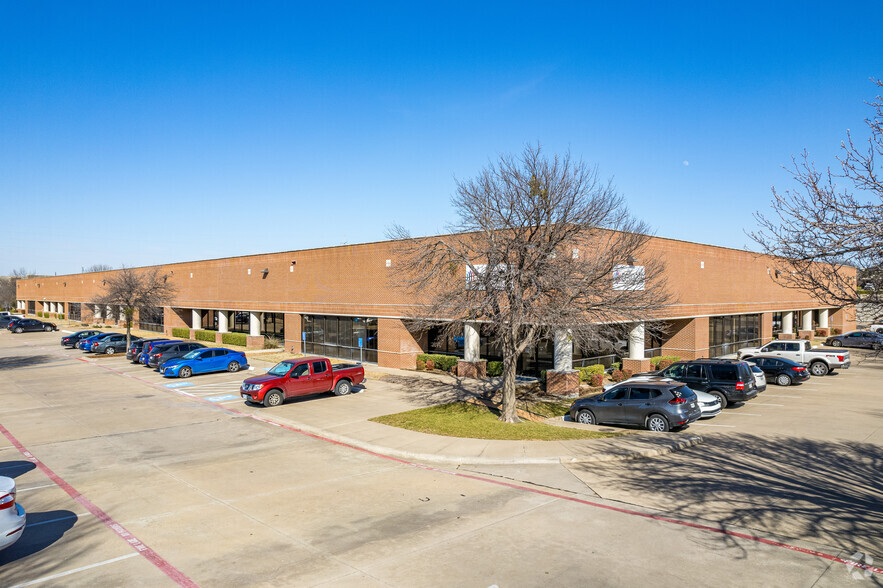 3220 Keller Springs Rd, Carrollton, TX à louer - Photo de l’immeuble – Image 1 sur 6