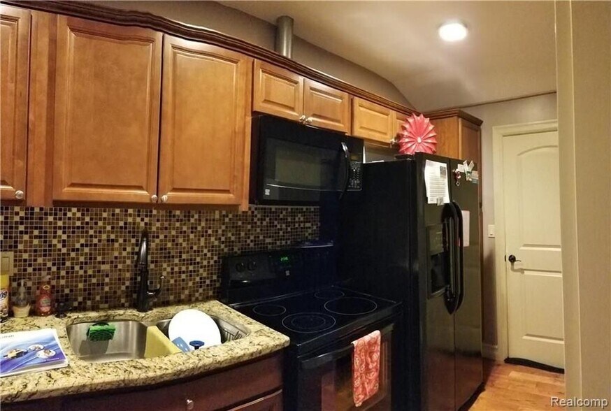 23065 Canfield Ave, Farmington Hills, MI à vendre - Photo de l’immeuble – Image 3 sur 6