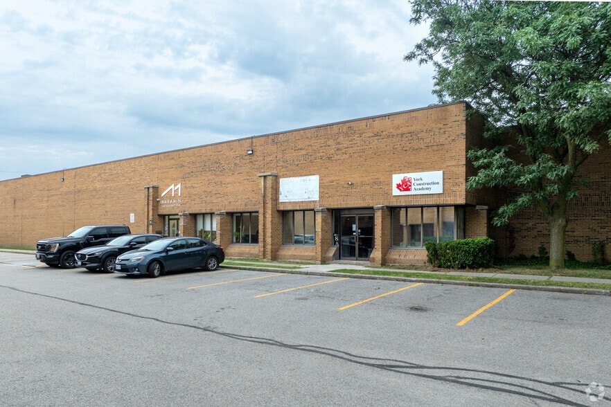 155 Champagne Dr, Toronto, ON à louer - Photo principale – Image 1 sur 2