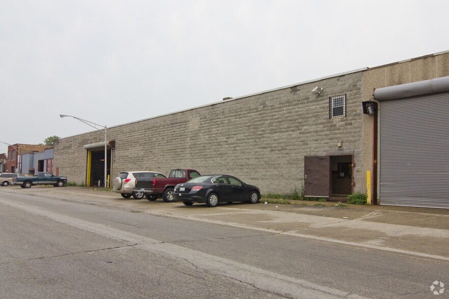 4437 W Kinzie St, Chicago, IL à louer - Photo de l’immeuble – Image 2 sur 4