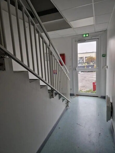 Bureau dans BOISSY-L'AILLERIE à vendre - Photo de l’immeuble – Image 2 sur 9