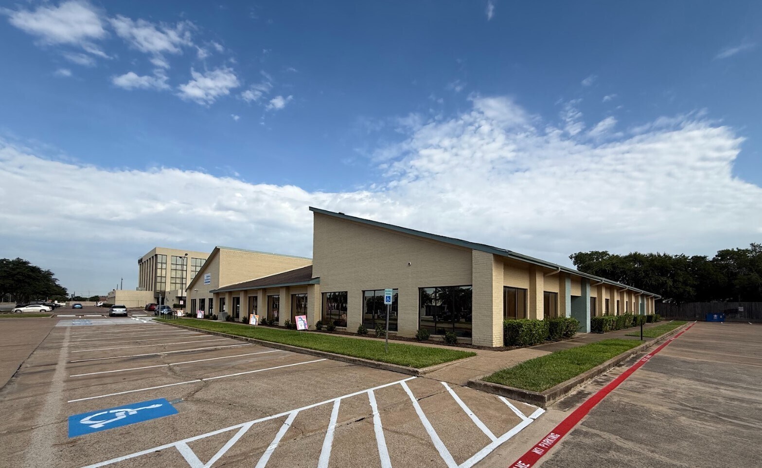 6825 Manhattan Blvd, Fort Worth, TX à louer Photo de l’immeuble– Image 1 sur 13