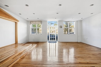 2135 1st Ave, New York, NY à louer Photo intérieure– Image 2 sur 10