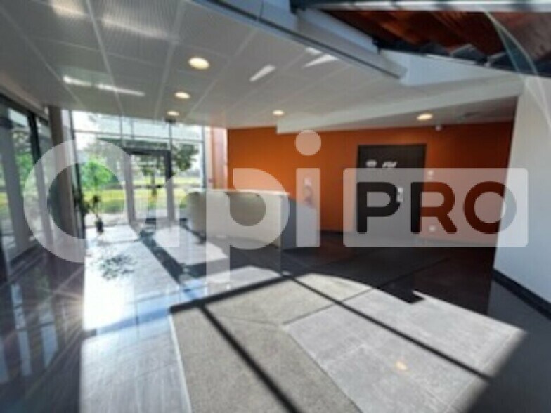 Bureau dans Compiègne à louer - Hall d’entrée – Image 2 sur 9
