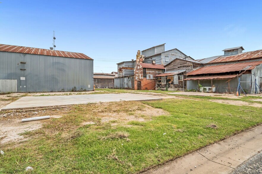 136 S Caldwell St, Giddings, TX à vendre - Photo de l’immeuble – Image 2 sur 8