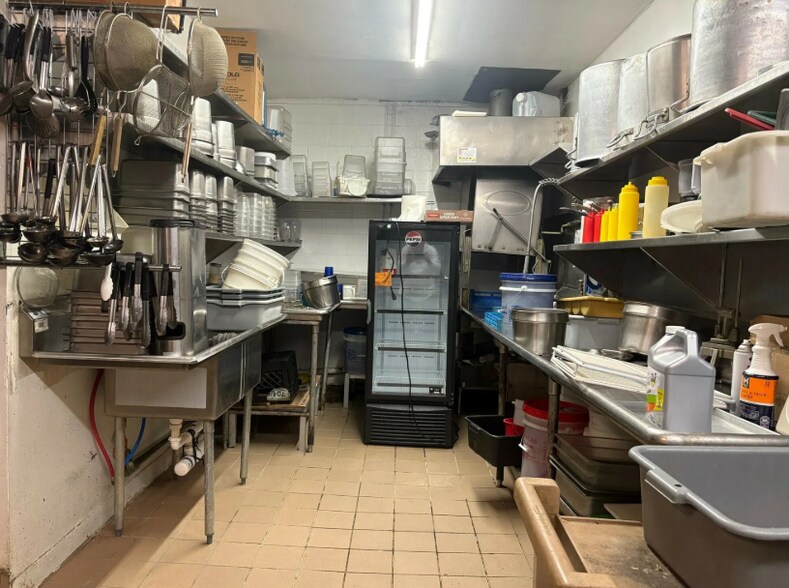 15612 Fort St, Southgate, MI à louer - Photo intérieure – Image 3 sur 9