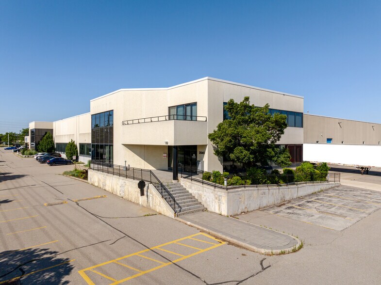 2001-2045 Drew Rd, Mississauga, ON à louer - Photo de l’immeuble – Image 2 sur 39