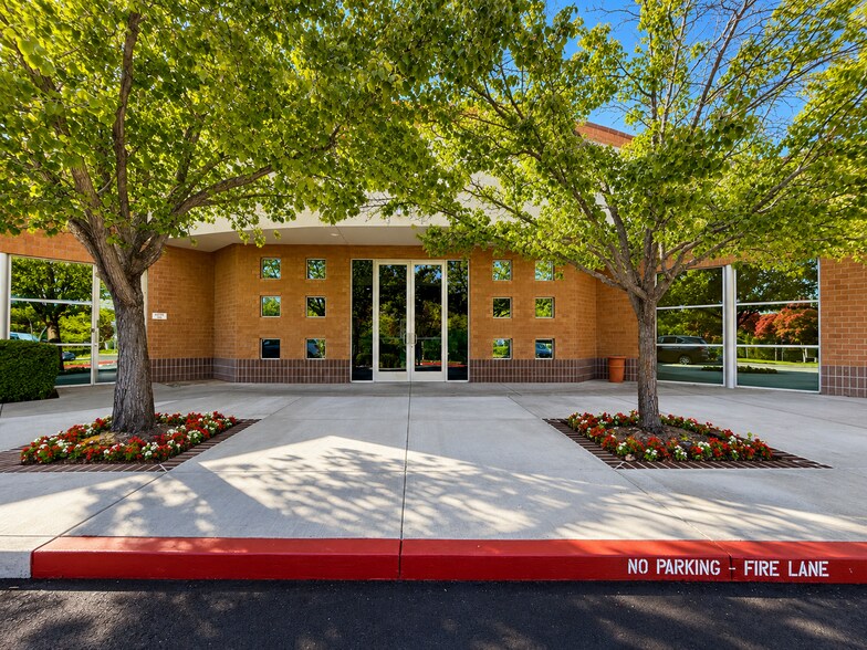 1741 E Roseville Pky, Roseville, CA à louer - Photo de l’immeuble – Image 1 sur 7