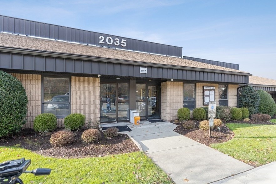 2035 Hamburg Tpke, Wayne, NJ à louer - Photo de l’immeuble – Image 3 sur 4