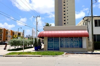1058 SW 1st St, Miami, FL à louer Photo intérieure– Image 2 sur 13