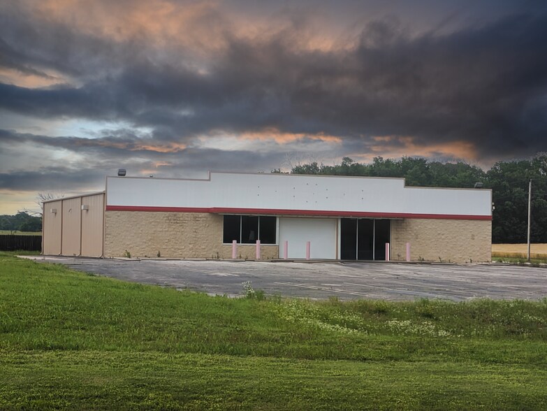 790 S Us Highway 77, Douglass, KS à louer - Photo de l’immeuble – Image 1 sur 8