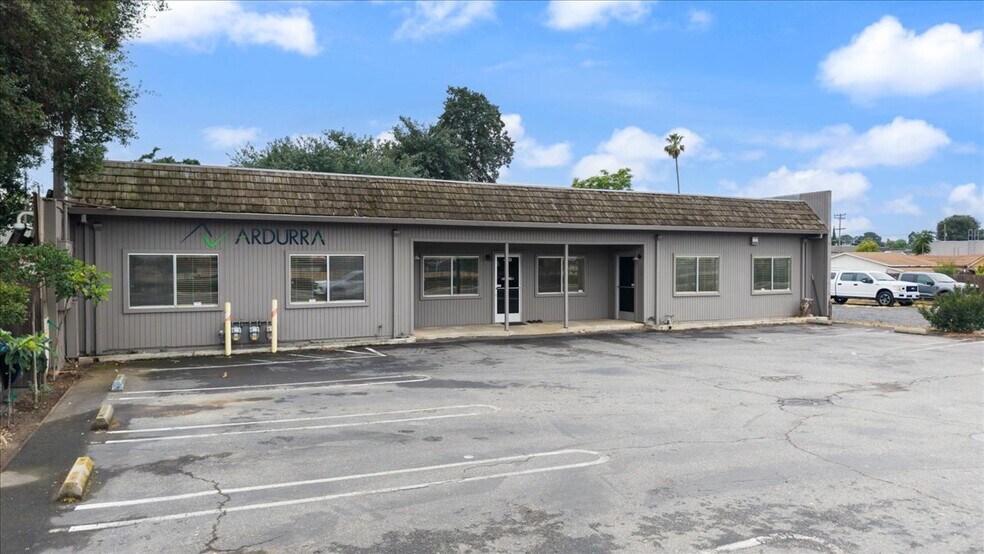 440 S Yosemite Ave, Oakdale, CA à vendre - Photo de l’immeuble – Image 2 sur 47