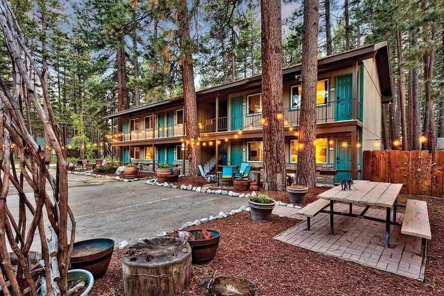 1072 Ski Run Blvd, South Lake Tahoe, CA à vendre - Photo principale – Image 1 sur 58