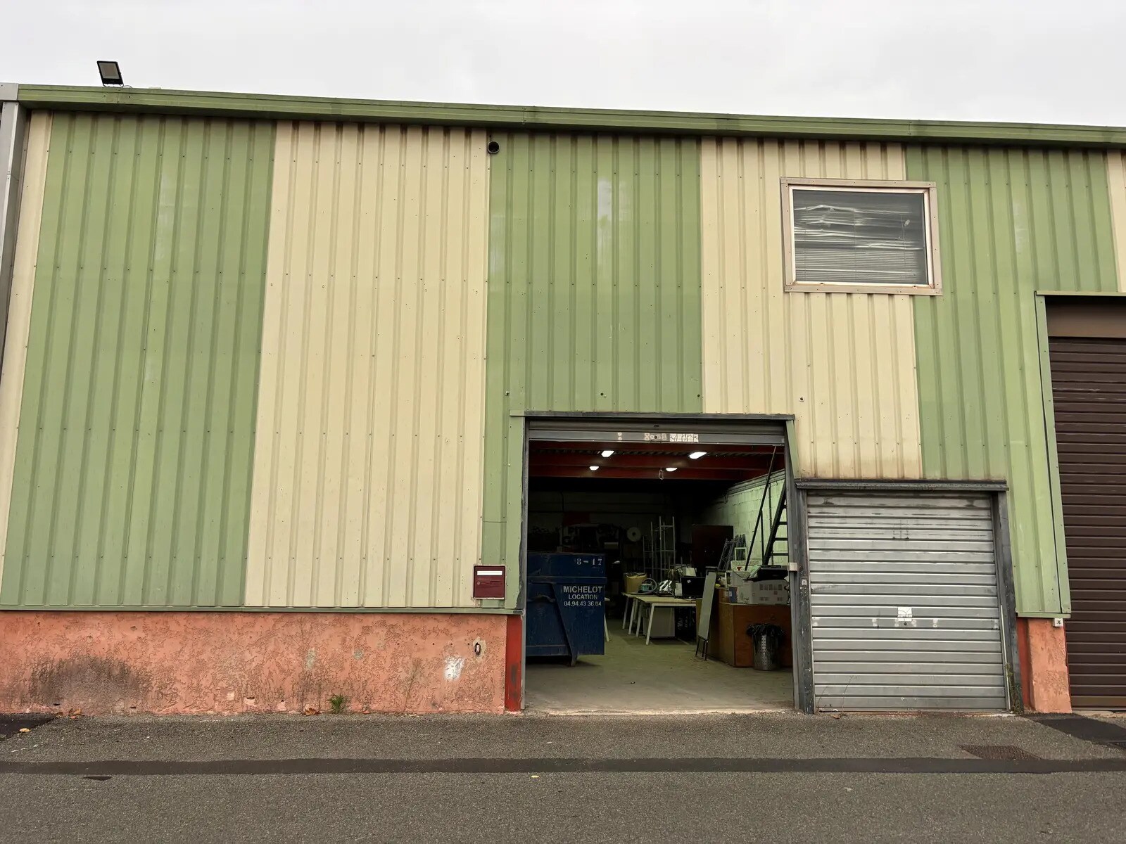 Local d’activités dans Roquebrune-sur-Argens à louer Photo de l’immeuble– Image 1 sur 5