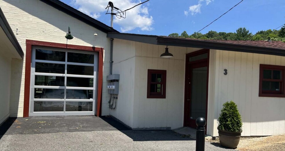 3 E Cross St, Croton Falls, NY à louer - Photo principale – Image 1 sur 9