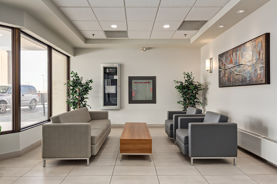 2710 17th Ave SE, Calgary, AB à louer - Hall d’entrée – Image 3 sur 9