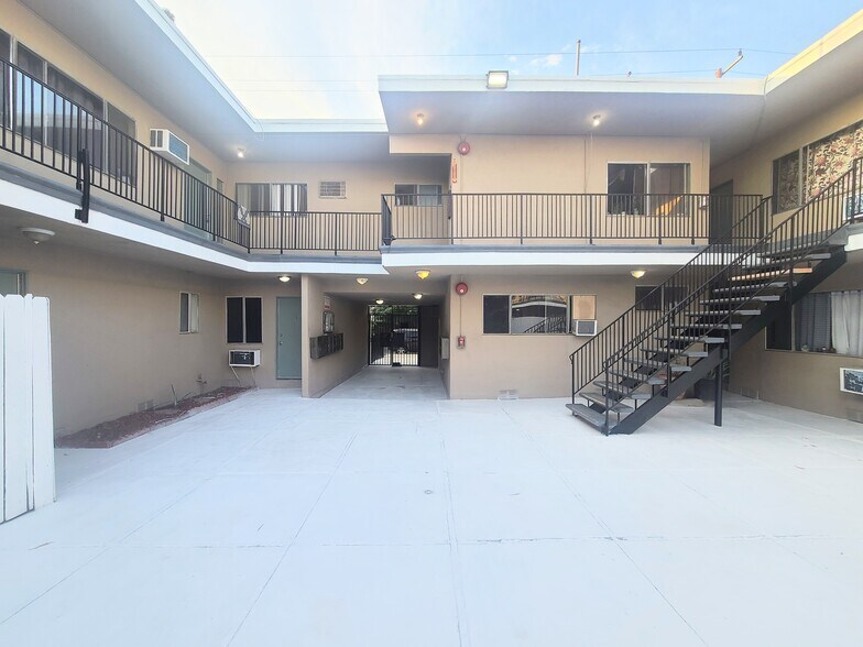 14696 Rayen St, Panorama City, CA à vendre - Photo de l’immeuble – Image 2 sur 12