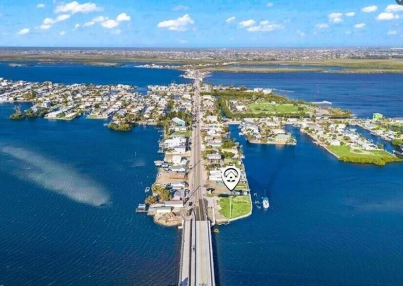 4767 Pine Island Rd NW, Matlacha, FL à vendre - Photo de l’immeuble – Image 2 sur 12
