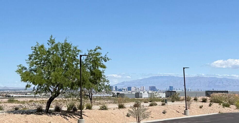 1301 Seven Hills Dr, Henderson, NV à louer - Photo de l’immeuble – Image 3 sur 7