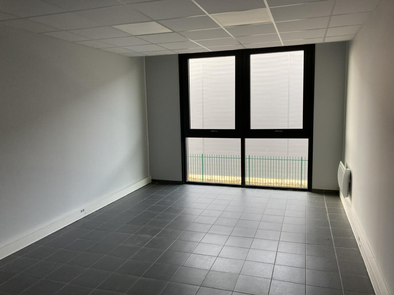 Bureau dans Champagne-sur-Oise à louer Photo intérieure– Image 1 sur 2