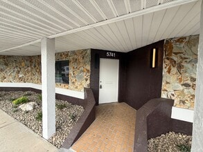 5739-5749 Gall Blvd, Zephyrhills, FL à louer Photo de l’immeuble– Image 2 sur 11