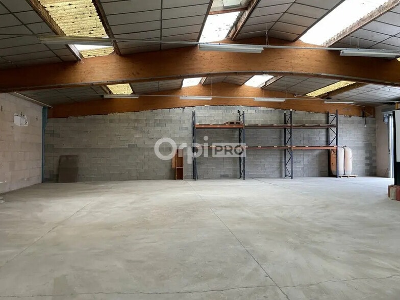 Local d’activités dans Lacroix-Saint-Ouen à louer - Photo de l’immeuble – Image 1 sur 12