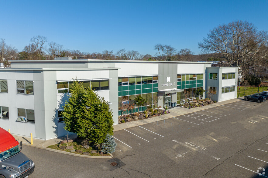 85 Harbor Rd, Port Washington, NY à louer - Photo de l’immeuble – Image 1 sur 11