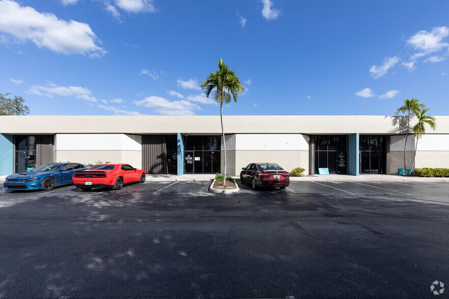 13501 SW 128th St, Miami, FL à louer - Photo de l’immeuble – Image 2 sur 3