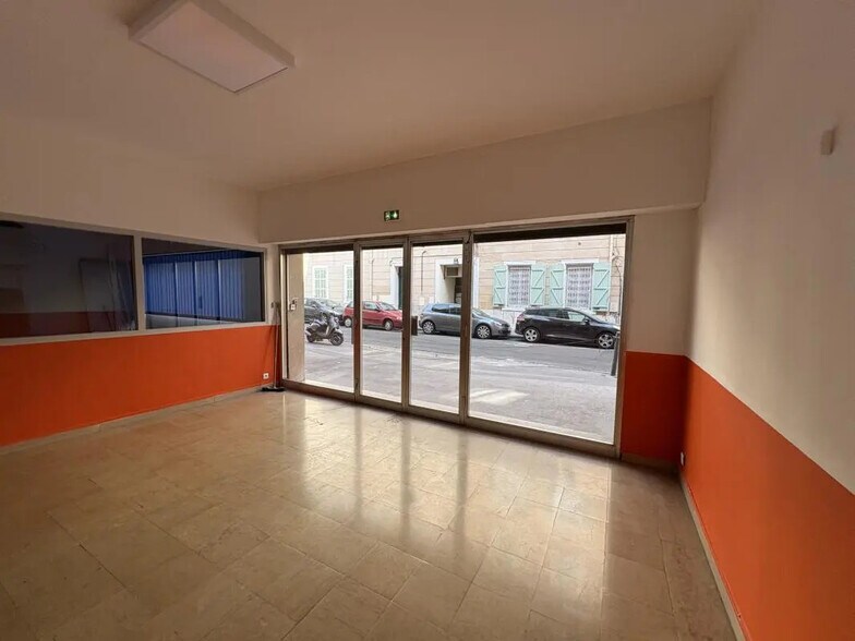 Local commercial dans Marseille à vendre - Photo de l’immeuble – Image 3 sur 18