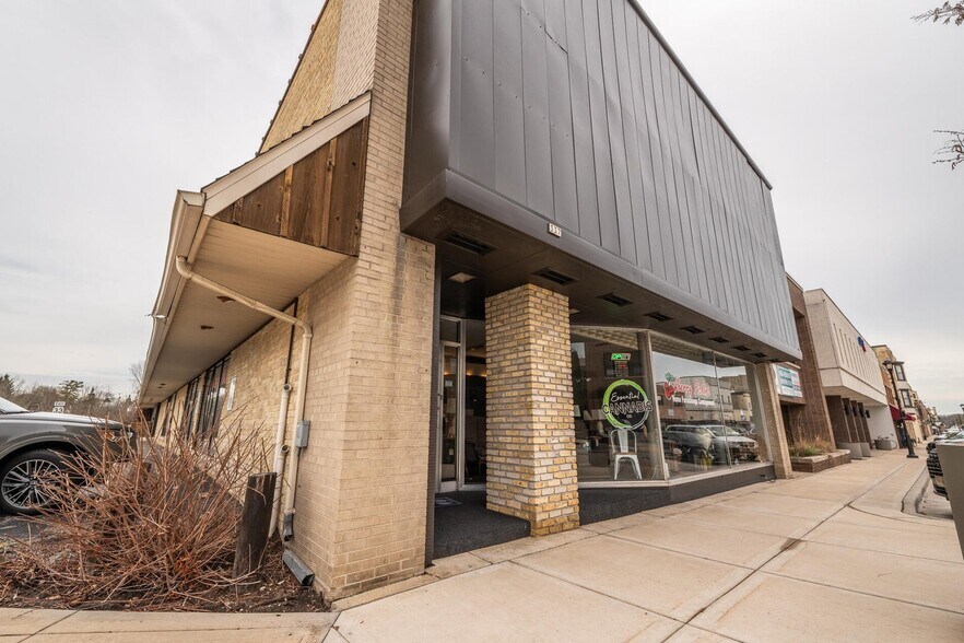 337 N Main St, West Bend, WI à louer - Photo de l’immeuble – Image 3 sur 4