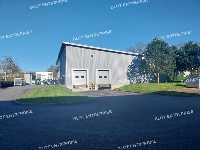 Local d’activités dans La Chapelle-sur-Erdre à louer - Photo de l’immeuble – Image 2 sur 12