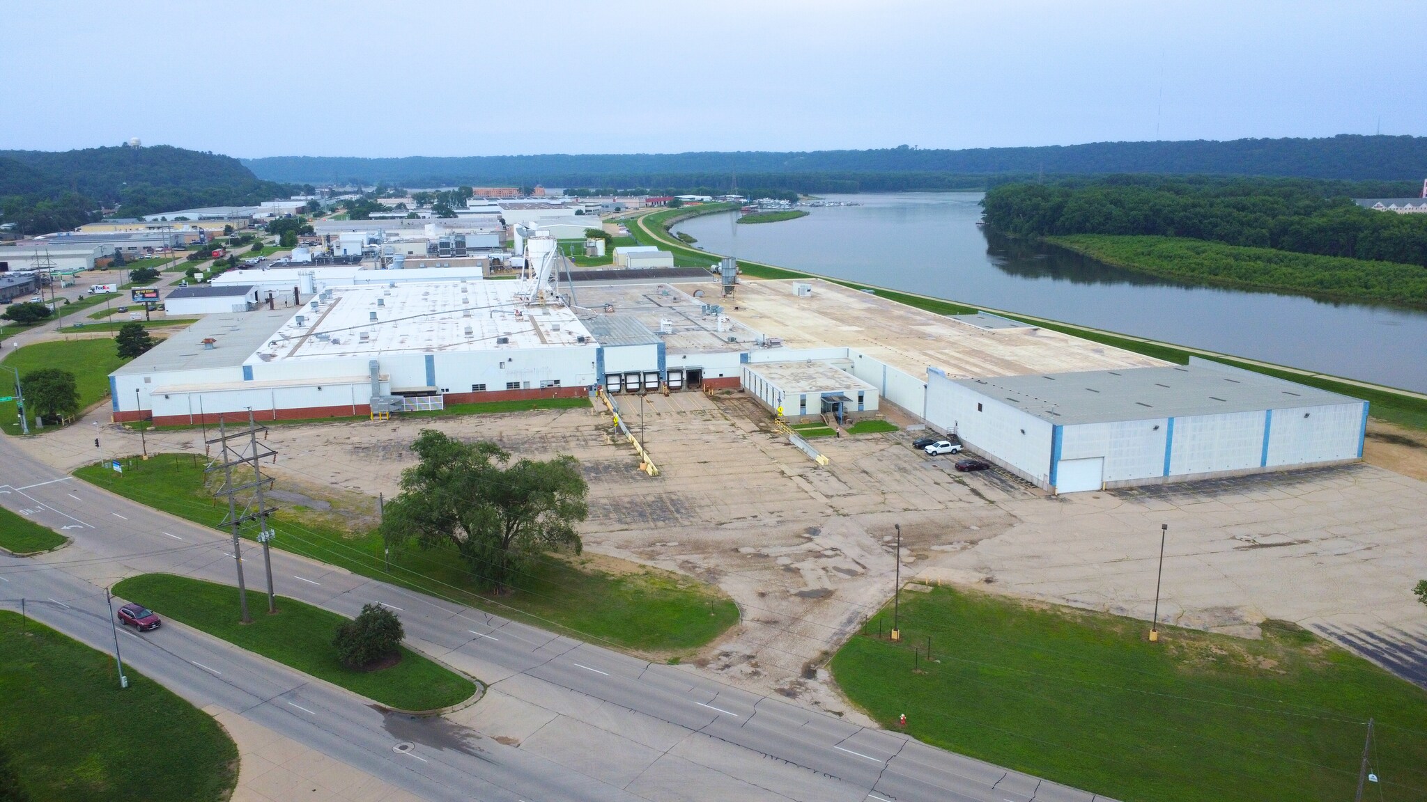 2150 Kerper Blvd, Dubuque, IA à louer Photo de l’immeuble– Image 1 sur 7