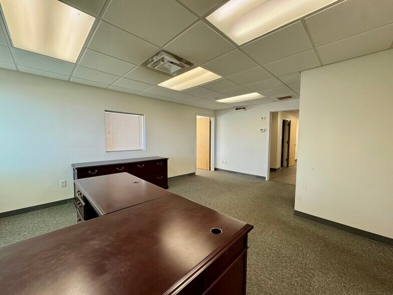 1320 Lincoln Ave, Holbrook, NY à louer - Photo de l’immeuble – Image 3 sur 28