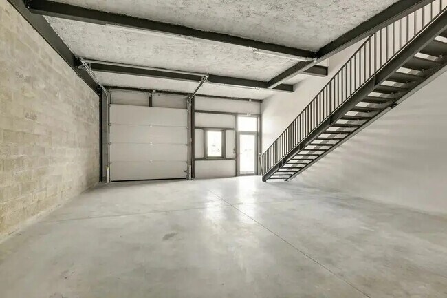 Plus de détails pour Bureau, Industriel/Logistique à louer