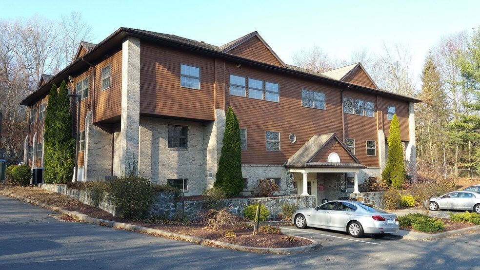 687 Straits Tpke, Middlebury, CT à vendre - Photo de l’immeuble – Image 2 sur 31