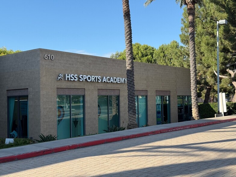 610 Roosevelt Ave, Irvine, CA à louer - Photo de l’immeuble – Image 2 sur 15